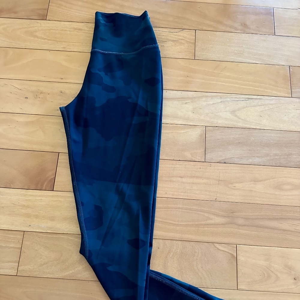 Alo yoga black camo leggings